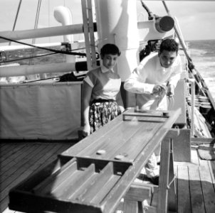 Passagiers aan het sjoelbakken aan boord van de ms. Nestor op weg naar Suriname, Bestanddeelnr 252-2093