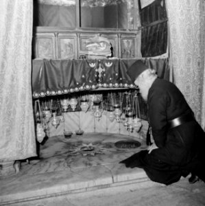 Patriarch bij de plaats van Jezus geboorte in de grot onder de Geboortekerk in B, Bestanddeelnr 255-5490