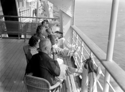 Passagiers aan dek, o.a. de heer en mevrouw Blauw en de heer Roeters (met kijker, Bestanddeelnr 191-0249 photo