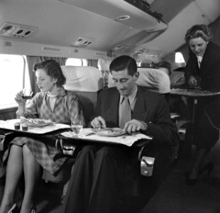 Passagiers aan de maatijd, Bestanddeelnr 252-2073