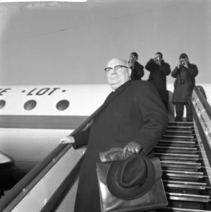 Paul Henri Spaak van Schiphol af naar Warschau vertrokken, Bestanddeelnr 915-8174