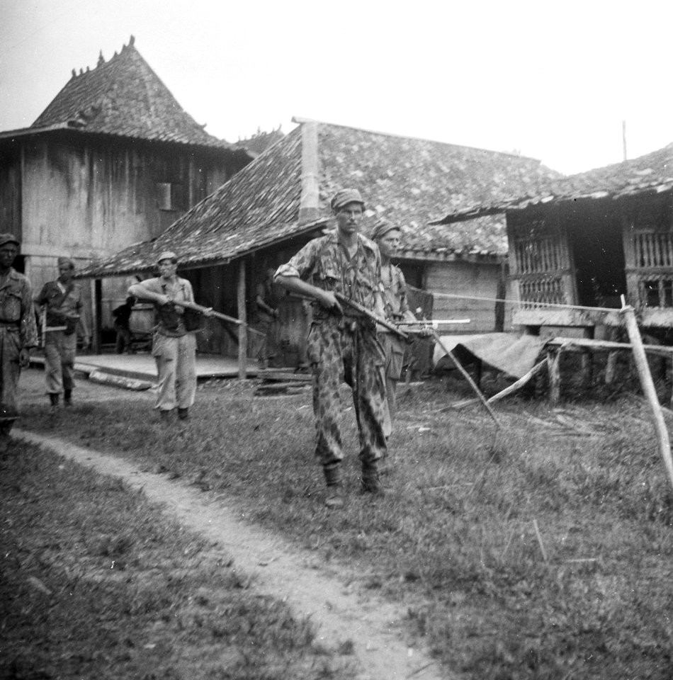 Patrouille in een kampong, Bestanddeelnr 8182