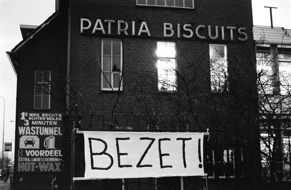 Patria Biscuits bezet exterieur en bord bezet, Bestanddeelnr 929-9961