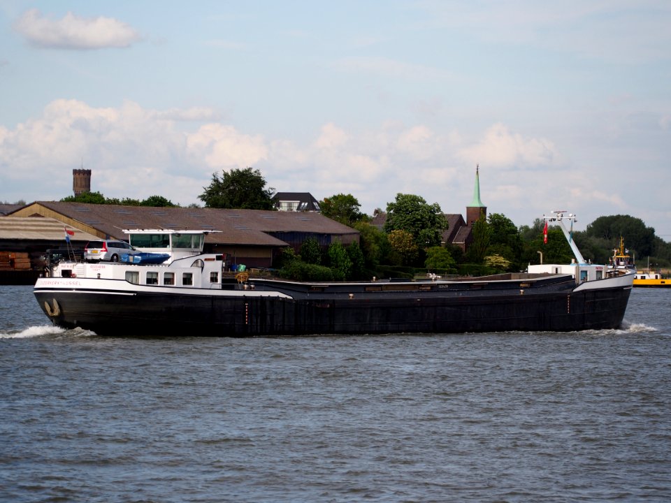 Patria - ENI 02204298 on the Nieuwe Maas river, pic2