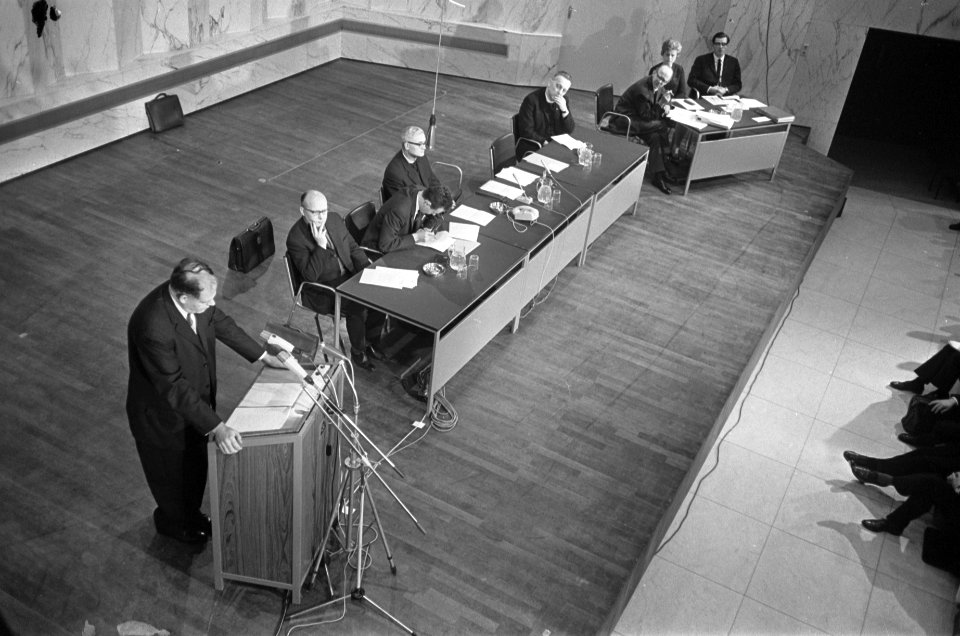 Pastoraal concilie in Rotterdam, prof. dr. A.G.M. van Melsen (links) tijdens ope, Bestanddeelnr 919-9991