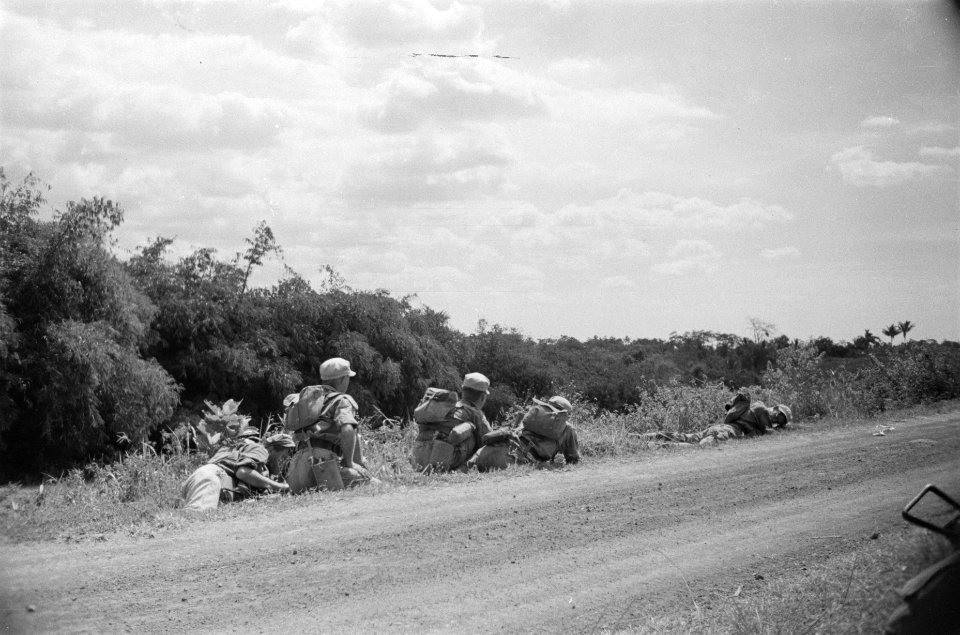 Patrouille. In dekking langs de weg, Bestanddeelnr 255-4-3