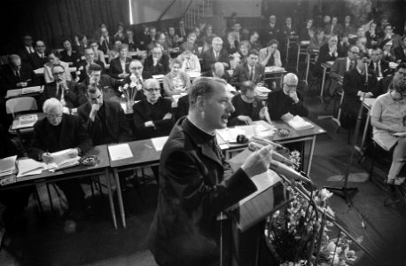 Pastoraal Concilie in Noordwijkerhout, laatste dag. Priester A. Simonis aan het , Bestanddeelnr 923-4173