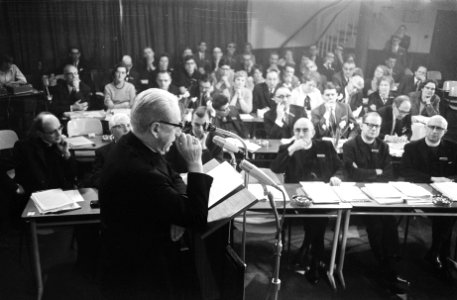 Pastoraal Concilie in Noordwijkerhout. Professor dr. L. J. Holk aan het woord (R, Bestanddeelnr 923-4106