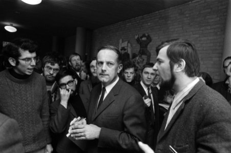 Pastoraal Concilie in gebouw de Leeuwenhorst te Noordwijkerhout. Rechts professo, Bestanddeelnr 923-1246