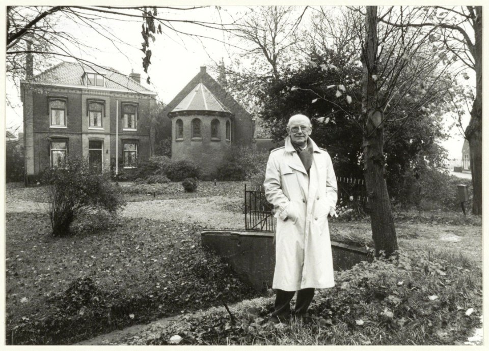 Pastoor Laan (overl. 1993) van de R.K. Sint-Jacobus de Meerderekerk in Haarlemmerliede. NL-HlmNHA 54031981
