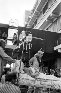 Patienten van het Binnengasthuis in Amsterdam met zgn. Polyances overgebracht naar het nieuwe AMC in Bijlmermeer, Bestanddeelnr 931-5599