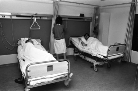 Patienten verhuizen in speciale wagens naar de nieuwbouw het Academisch Ziekenhu, Bestanddeelnr 933-5165