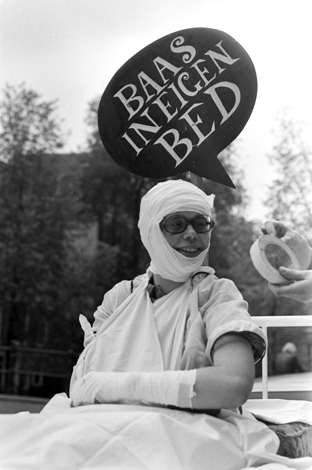 Patient tijdens de betoging, Bestanddeelnr 925-5954