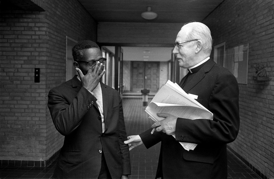 Pastoraal Concilie (laatste) in Noordwijkerhout. Links priester Jose Rafael (Ang, Bestanddeelnr 923-4088
