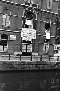 Patienten van het Binnengasthuis in Amsterdam met zgn. Polyances overgebracht naar het nieuwe AMC Bijlmermeer spandoek, Bestanddeelnr 931-5610