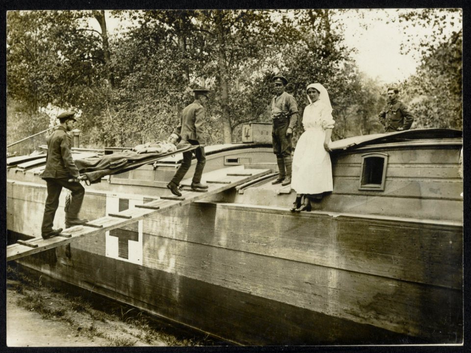 Patients coming on board a hospital barge, Bestanddeelnr 158-0893