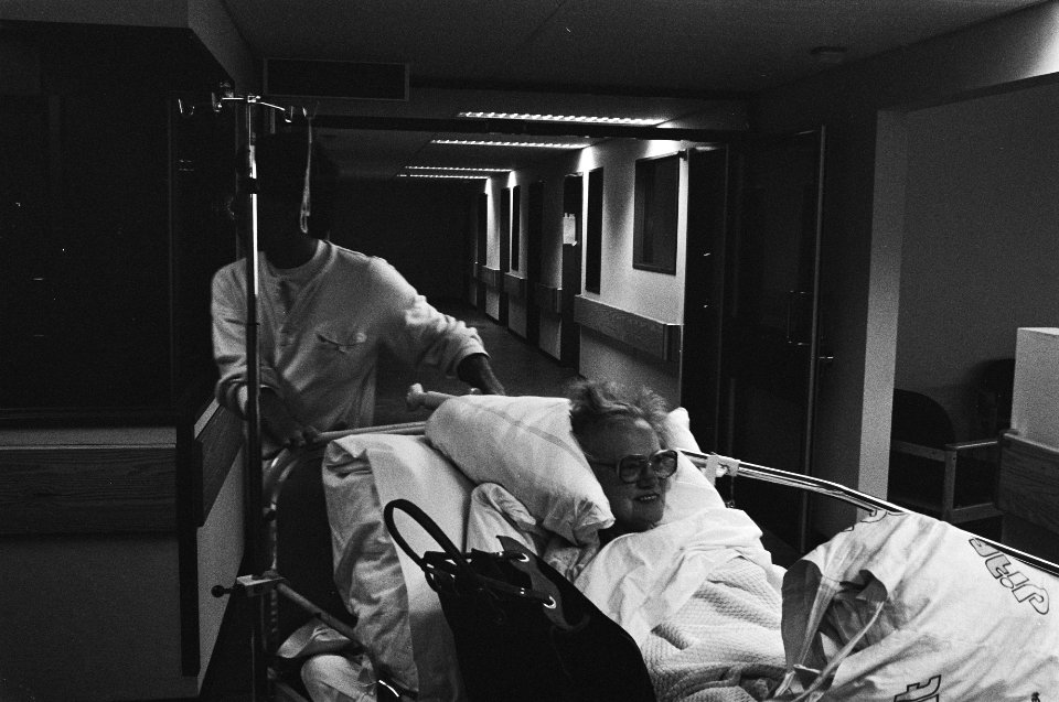 Patienten van het Binnengasthuis in Amsterdam met zgn. Polyances overgebracht naar het nieuwe AMC in Bijlmermeer, Bestanddeelnr 931-5609