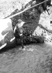 Patrouille lopen door een wadi, Bestanddeelnr 10737