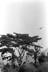 Patjet-Batoe. Een vliegtuig cirkelt in de lucht, Bestanddeelnr 4499