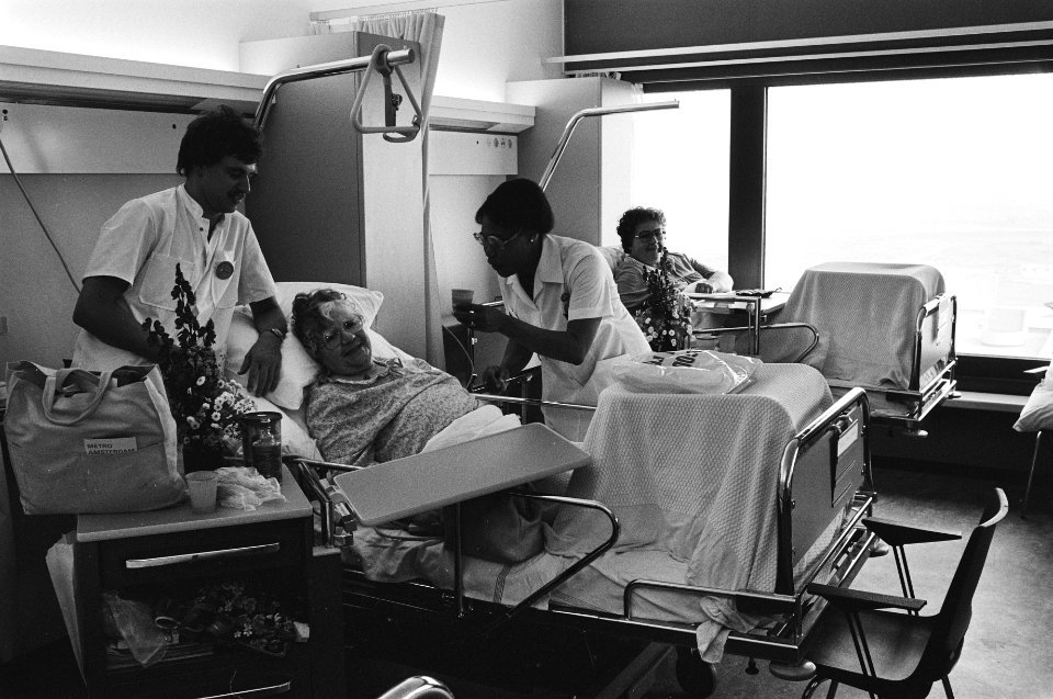 Patienten van het Binnengasthuis in Amsterdam met zgn. Polyances overgebracht naar het nieuwe AMC in Bijlmermeer, Bestanddeelnr 931-5601
