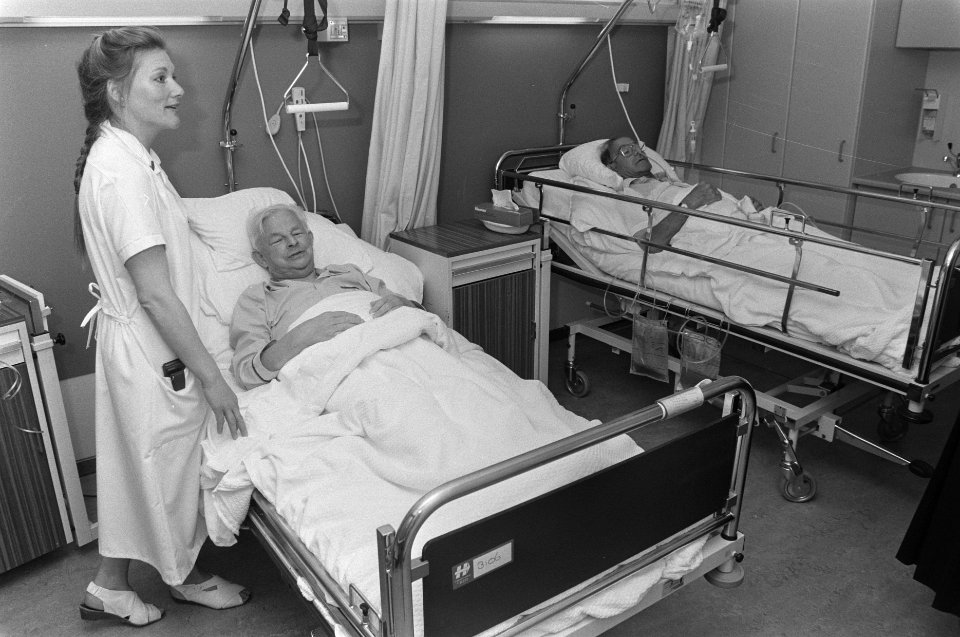 Patienten in bed met zuster in Ziekenhuis Boven t IJ, Bestanddeelnr 934-0195