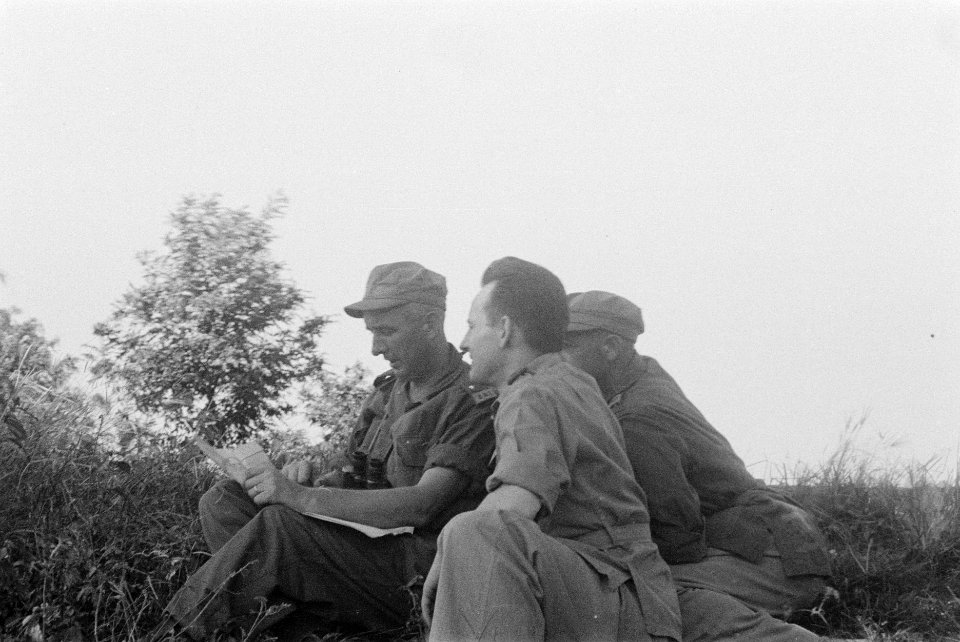 Patrouille in de dessa. Bestuderen van een kaart, Bestanddeelnr 6-4-6