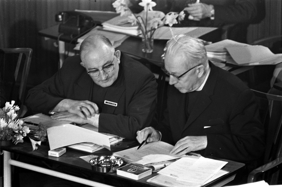 Pastoraal Concillie te Noordwijkerhout. Kardinaal B. J. Alfrink (rechts) en mgr., Bestanddeelnr 921-2374