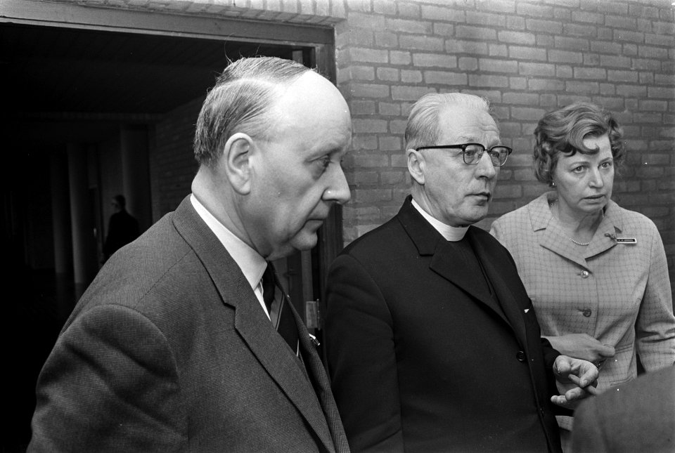 Pastoraal Concillie te Noordwijkerhout. Professor dr. A. J. Bronkhorst (links) v, Bestanddeelnr 921-2372