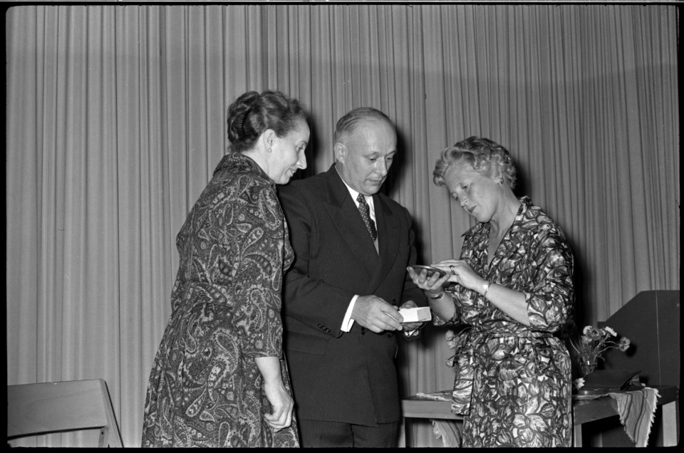 Pasteur Henri de Tienda ontvangt Laurenspenning 1960