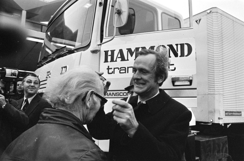Pat OConell (alias Edward Hammond ) opent Bedrijfsauto RAI 76 Hammond zet hand, Bestanddeelnr 928-4023
