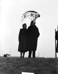 Pasteur met 4000 man militairen uit Indonesië in IJmuiden aangekomen. Familie…, Bestanddeelnr 903-8402