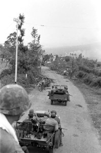 Patjet-Batoe. Mariniers en Infanterie trekken gezamenlijk op. Op de weg zijn omg, Bestanddeelnr 4498