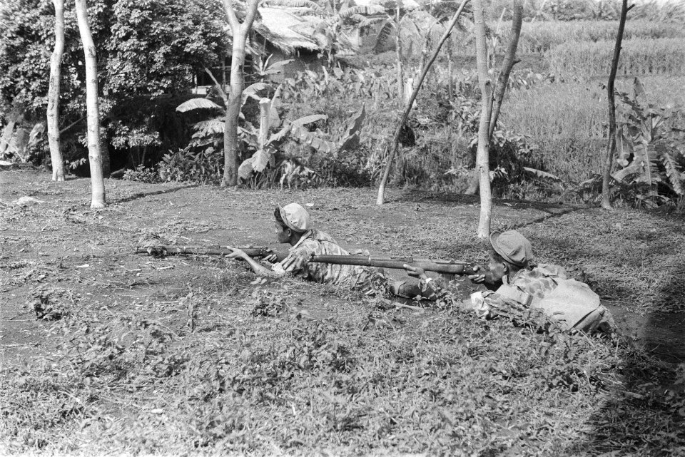 Patrouille. KNIL-militairen met geweren in aanslag, Bestanddeelnr 108-4-2