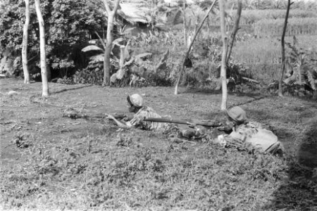 Patrouille. KNIL-militairen met geweren in aanslag, Bestanddeelnr 108-4-2