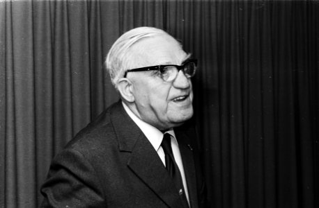 Patholoog-anatoom dr. J. Zeldenrust overhandigt het eerste exemplaar van zijn bo, Bestanddeelnr 929-9857