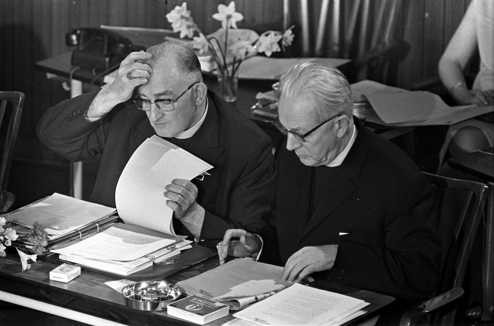 Pastoraal Concillie te Noordwijkerhout. Kardinaal B. J. Alfrink (rechts) en mgr., Bestanddeelnr 921-2373