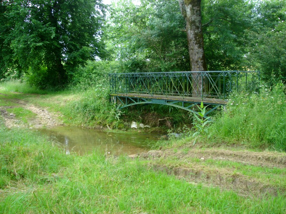 Passerelle sur Le Colin à Sainte-Solange (Cher, Fr)