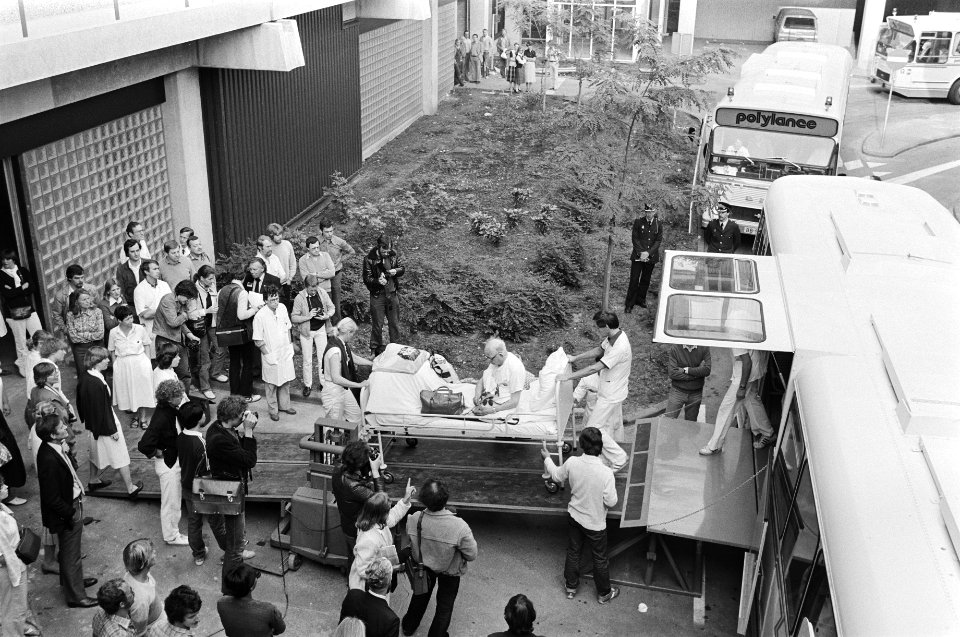 Patienten van het Binnengasthuis in Amsterdam met zgn. Polyances overgebracht naar het nieuwe AMC in Bijlmermeer, Bestanddeelnr 931-5607
