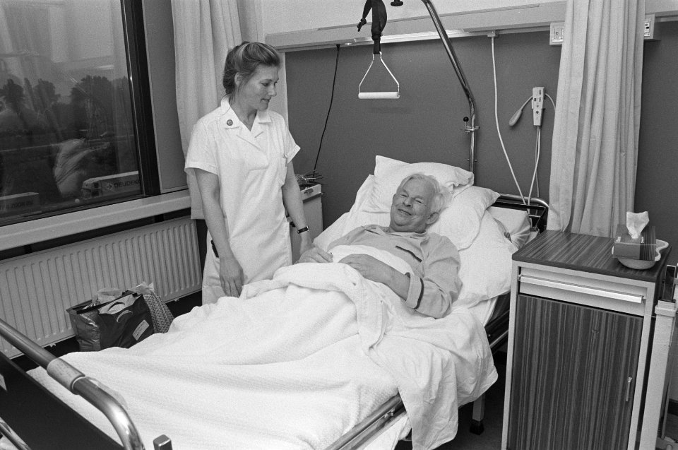 Patienten in bed met zuster in Ziekenhuis Boven t IJ, Bestanddeelnr 934-0194