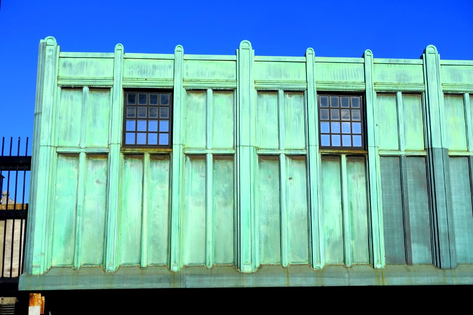 Patinaed siding on Charles MGH station (1), December 2019