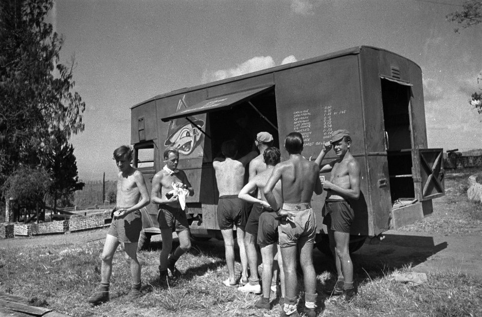 Patjet (Oost-Java) Vlak achter de voorste colonnes komt de cantinewagen van Wel, Bestanddeelnr 1545