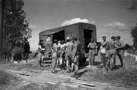 Patjet (Oost-Java). Vlak achter de voorste colonnes komt de cantinewagen van Wel, Bestanddeelnr 1546