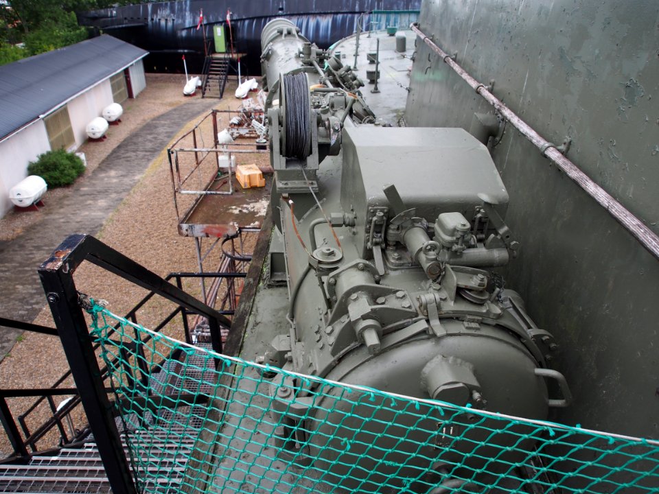 P512 Søbjørnen, torpedo boat, torpedo launch tube pic1