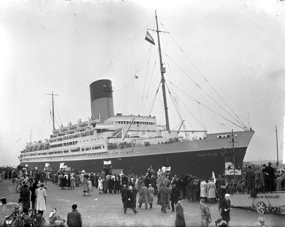 Pasteur met 4000 man militairen uit Indonesië in IJmuiden aangekomen. Familie…, Bestanddeelnr 903-8401