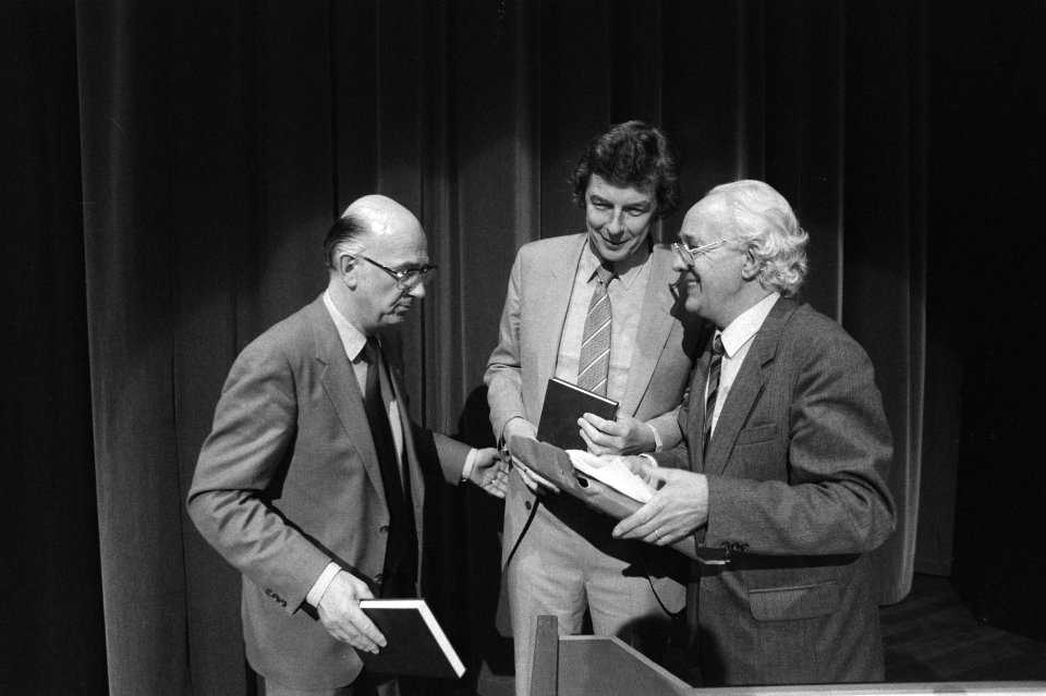 P. J. J. Mertens (oud-verbondsvoorzitter NKV) biedt Kok en Spit vriendenboek aan Bestanddeelnr 931-7094
