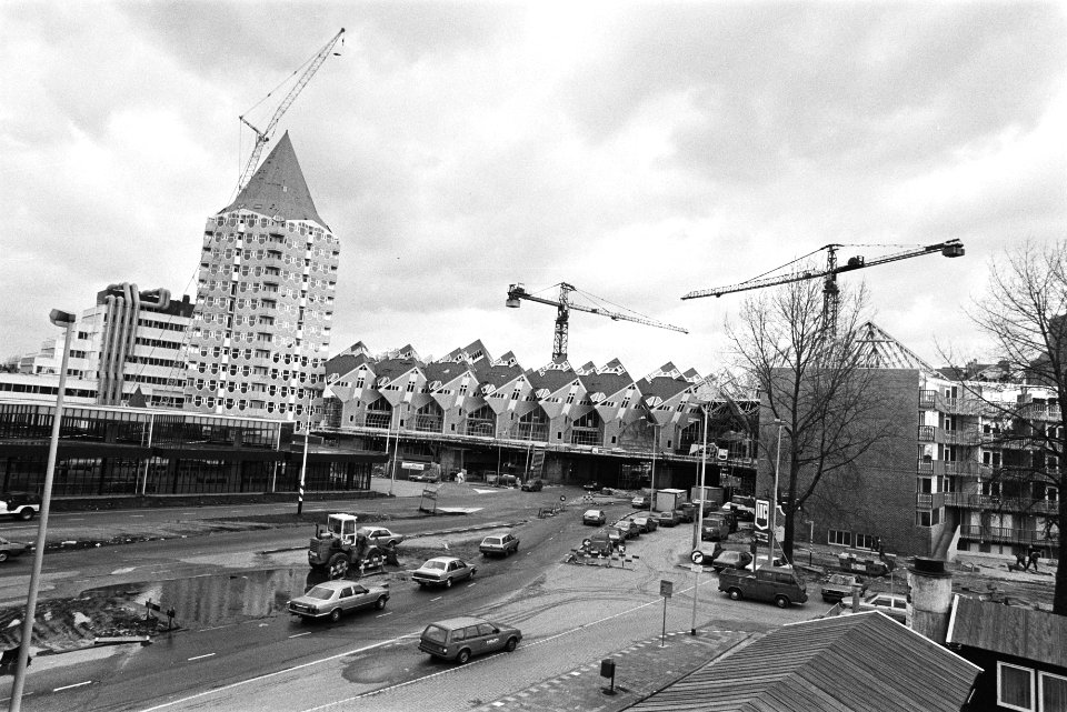 Paalwoningen van architect Piet Blom op viaduct in Rotterdam overzicht, Bestanddeelnr 932-8352