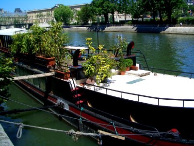 Péniche amarrée au bord de la Seine