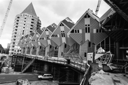 Paalwoningen van architect Piet Blom op viaduct in Rotterdam, Bestanddeelnr 932-8350