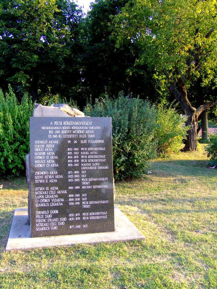 Pécs Hősök tere bányászemlék2