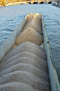 Péniche graviers sable Seine